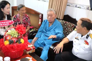 Đoàn Nhà Văn hóa Phụ nữ TPHCM thăm hỏi sức khỏe ông Lê Văn Cúc. Ảnh: THÁI PHƯƠNG