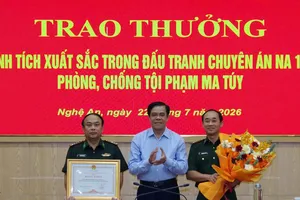 Đồng chí Võ Trọng Hải, Phó Bí thư Tỉnh ủy, Chủ tịch UBND tỉnh Nghệ An dự và trao thưởng cho ban chuyên án 