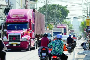 Lượng lớn xe container lưu thông trên đường Nguyễn Duy Trinh để hướng vào cảng Tân Cảng - Cát Lái, TPHCM. Ảnh: ĐÌNH DƯ