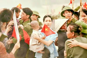 Ca sĩ Hòa Minzy trong music video Nỗi đau giữa hòa bình (nhạc sĩ Nguyễn Văn Chung sáng tác). Ảnh: NSCC