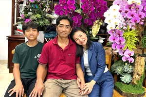 Tựa vào nhau đi qua dông bão