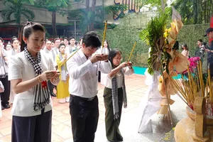 Lãnh đạo Ban Tuyên giáo và Dân vận Thành ủy TPHCM, Sở VH-TT TPHCM dâng hương tại Bia tưởng niệm đồng chí Lê Thị Riêng và đồng chí Trần Văn Kiểu. Ảnh: THÚY BÌNH