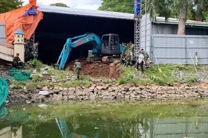 Di dời bia tưởng niệm, hút nước hồ để mở rộng tìm kiếm hài cốt liệt sĩ tại Công viên Lê Thị Riêng