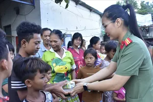 Ấm lòng bữa sáng khu trọ