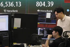 Chứng khoán toàn cầu chờ đợi tín hiệu từ Mỹ