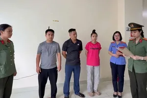 Cơ quan An ninh điều tra đọc quyết định khởi tố vụ án, khởi tố bị can đối với Vi Văn Đông, Vũ Thị Hà và Phạm Bá Tài về hành vi “Lừa đảo chiếm đoạt tài sản”. Ảnh: CÔNG AN NGHỆ AN 