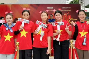 Hàng ngàn bạn trẻ tại TPHCM xếp hàng nhận vé “Concert Quốc gia: Tổ quốc trong tim”