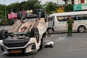Xe 16 chỗ tông lật taxi, 9 người bị thương