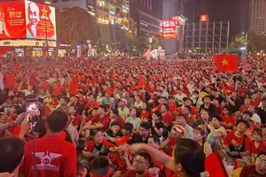 Chung kết Việt Nam - Thái Lan: Những khoảnh khắc ấn tượng của cổ động viên tại phố đi bộ Nguyễn Huệ