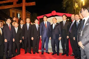 Thủ tướng Nguyễn Xuân Phúc và Thủ tướng Shinzo Abe tháo băng khai trương "Không gian Văn hóa Việt Nam - Nhật Bản"