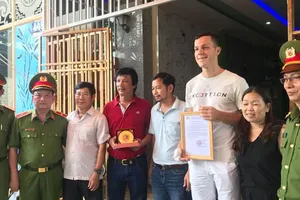 Lãnh đạo Cục Cảnh sát PCCC & CNCH biểu dương, trao giấy khen và tiền thưởng cho hai khách nước ngoài dũng cảm cứu người