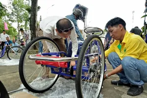 Xe lăn - xe lắc giúp bà con di chuyển thuận tiên hơn 