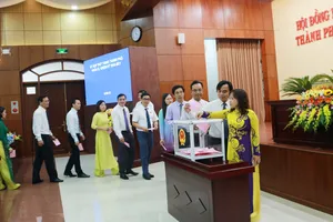 Các đại biểu tiến hành bỏ phiếu