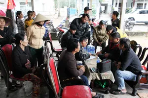 Các cơ quan chức năng lấy thông tin từ gia đình chủ tàu bị nạn. Ảnh: Báo Quảng Nam