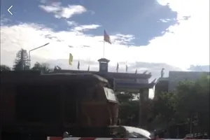 Ô tô băng ngang đường sắt thì bị tàu hàng tông