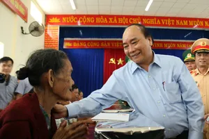 Thủ tướng Nguyễn Xuân Phúc thăm và tặng quà đồng bào Quảng Nam, Quảng Ngãi thiệt hại do bão số 9