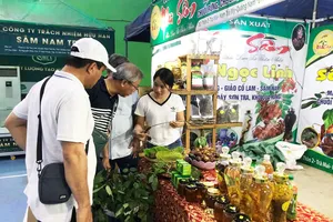 Rộn ràng phiên chợ sâm Ngọc Linh