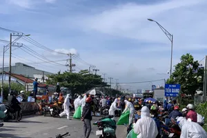 Linh hoạt thông chốt cho hàng trăm người dân từ TPHCM và Long An về quê 