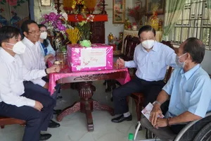 Trưởng Ban Nội chính Trung ương Phan Đình Trạc thăm, tặng quà tết tại Long An
