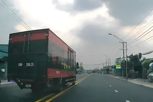 Xe tải lấn làn vượt ẩu trong khu vực đông dân cư ở Long An