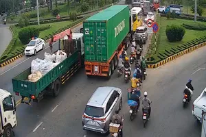 Sự cố giao thông trên cầu Rạch Miễu, các phương tiện nối đuôi di chuyển chậm qua cầu