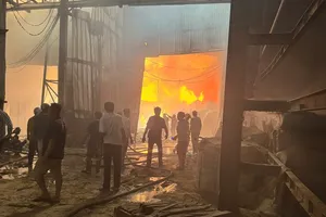 Cháy lớn tại Nhà máy xay xát lúa gạo Rạch Chanh (Long An)