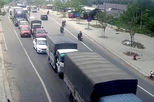 Phương tiện chen chúc "bò" qua cầu Rạch Miễu