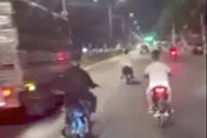 Xử lý nhóm thanh niên điều khiển phương tiện không biển số, không đội nón bảo hiểm