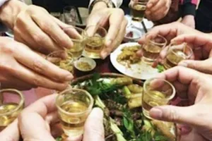 8 du khách bị ngộ độc do uống rượu sơ ri khi đi du lịch tại tỉnh Ninh Thuận