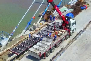 Hơn 400 kỹ sư, công nhân thi công cầu Rạch Miễu 2 xuyên lễ 30-4