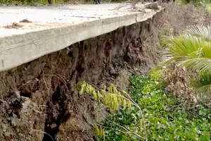 Khu vực sạt lở kênh đang ăn sâu dưới mặt đường. Ảnh: DIỆU TÂM