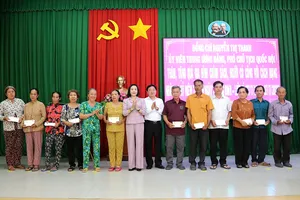 Phó Chủ tịch Quốc hội Nguyễn Thị Thanh tặng quà gia đình chính sách, bộ đội biên phòng ở biên giới Tây Nam