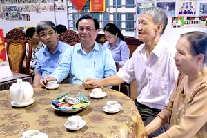 Phó Chủ tịch Quốc hội Lê Minh Hoan thăm, tặng quà các gia đình chính sách tại Đồng Tháp