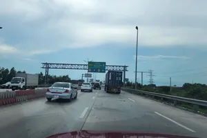 Tuyên truyền phương tiện lưu thông đúng làn đường trên tuyến cao tốc TPHCM - Trung Lương 