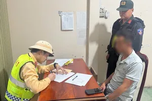 Bị trừ 6 điểm vì dừng xe trên làn khẩn cấp cao tốc bay flycam