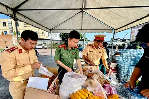 Cảnh sát giao thông Đồng Tháp tiếp sức người dân về quê đón tết