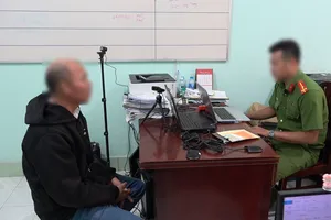 Bắt tài xế xe khách rượt đuổi xe tải gây mất an toàn giao thông