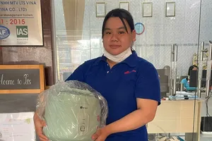 Công nhân nhận được phần quà của Chương trình “Chợ Tết Công đoàn – Xuân 2026” trực tuyến