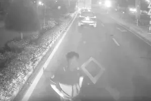 Hai phương tiện chặn nhau giữa quốc lộ 80. Ảnh cắt từ clip