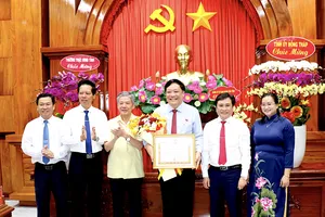 Tỉnh Đồng Tháp trao Huy hiệu Đảng dịp 3-2