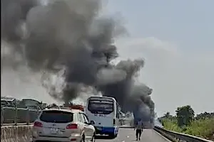 Xe container bốc cháy trên cao tốc Trung Lương - Mỹ Thuận