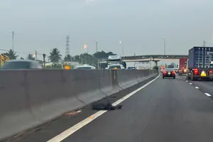 Nhiều loại rác thải trên cao tốc TPHCM – Trung Lương – Mỹ Thuận – Cần Thơ