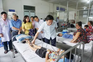 Phó Chủ tịch UBND tỉnh Đồng Tháp Huỳnh Minh Tuấn đến thăm, động viên các em học sinh đang điều trị tại Bệnh viện Đa khoa Sa Đéc