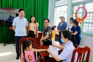 Phó Chủ tịch UBND tỉnh Đồng Tháp Huỳnh Minh Tuấn giám sát công tác triển khai tại Trường Mầm non Tịnh Thới, phường Cao Lãnh. Ảnh: Việt Tiến