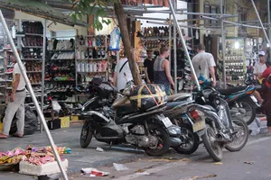 Vỉa hè Hà Nội lại bị… tái chiếm!