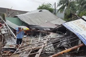 Bão số 12 gây nhiều thiệt hại tại tỉnh Khánh Hòa. Ảnh: VĂN NGỌC