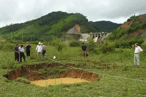 Hơn 10 hố “tử thần” dưới thủy điện Hố Hô