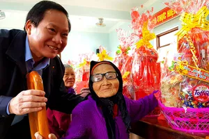 Bộ TT-TT tặng 400 suất quà tết cho đồng bào biên giới khó khăn ở Quảng Bình 