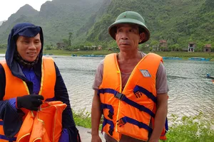 Ông Quyết cùng vợ, là 1 trong 4 cá nhân nhận bằng khen của UBND tỉnh Quảng Bình.