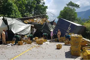 Vụ tai nạn làm quốc lộ 12A qua xã Dân Hóa bị tắc